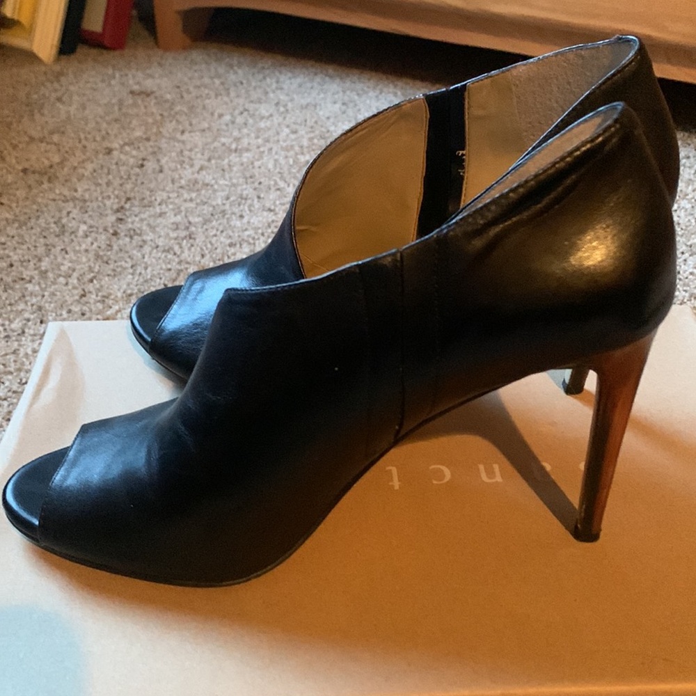 Black Ann Taylor heels with tortoise shell heel detail size 8